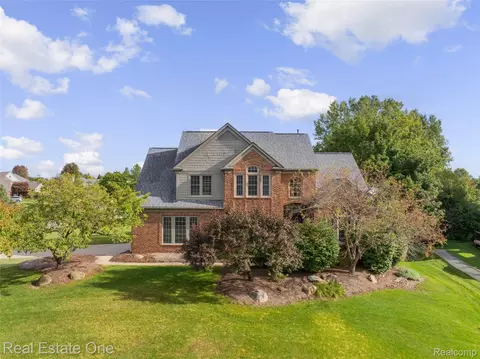 3876 S Creek Dr, Oakland, MI 48306