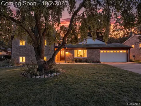 1721 Stratford St, Sylvan Lake, MI 48320