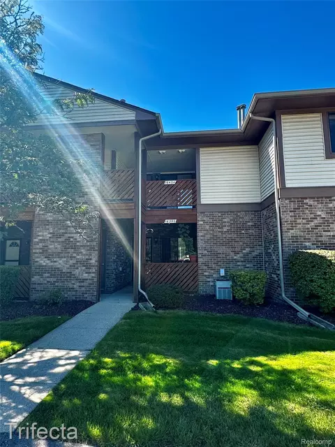16404 Clarkson Dr, Fraser, MI 48026