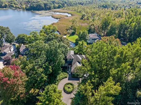 285 Leota Blvd, Waterford, MI 48327