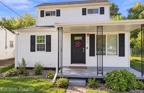1318 Wells St, Burton, MI 48529