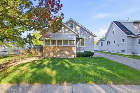 952 Emerson Ave, Pontiac, MI 48340