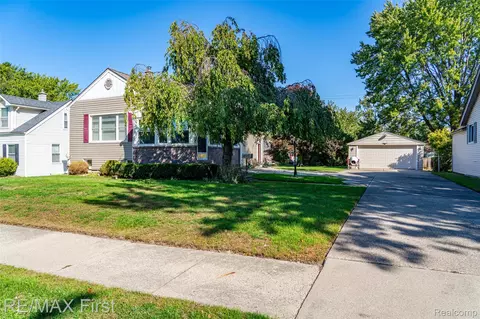 21931 Elizabeth St, Saint Clair Shores, MI 48080