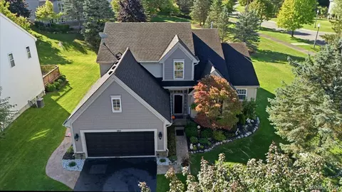 585 Boulder Lake Dr, Oxford, MI 48371