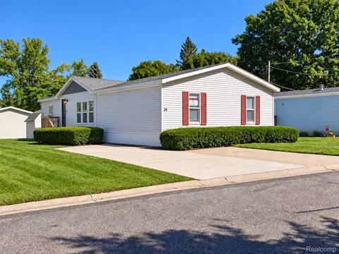 24 Hill Dr, Fenton, MI 48430