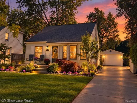 363 S Roslyn Rd, Waterford, MI 48328