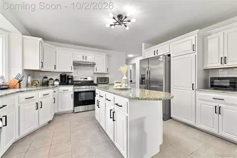 Kitchen - 45563 Thorn Tree Ln, Macomb, MI 48044 photo 3 of 4