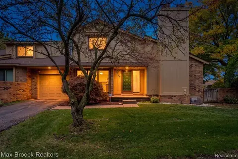 1624 S Hill Cir #14, Bloomfield Hills, MI 48304
