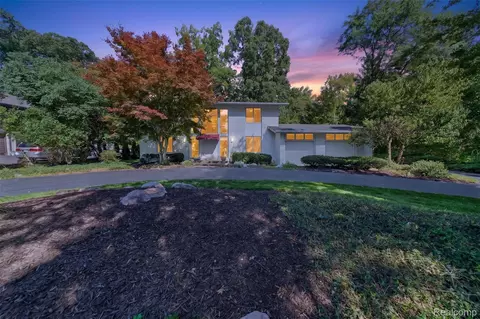 28256 Harwich Dr, Farmington Hills, MI 48334