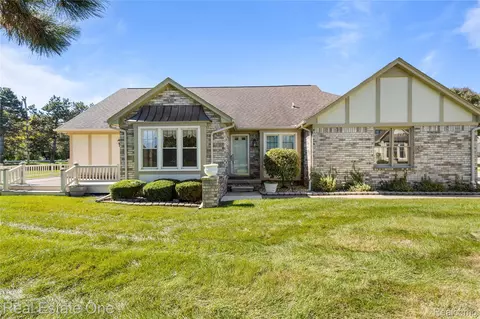 15696 Orchard Ridge Dr, Clinton Township, MI 48038