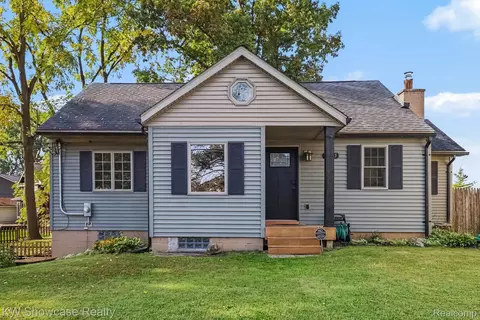 9345 Buckingham St, White Lake, MI 48386