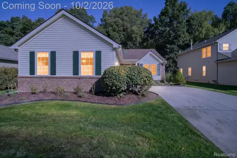 2697 Signature Cir, Pinckney, MI 48169