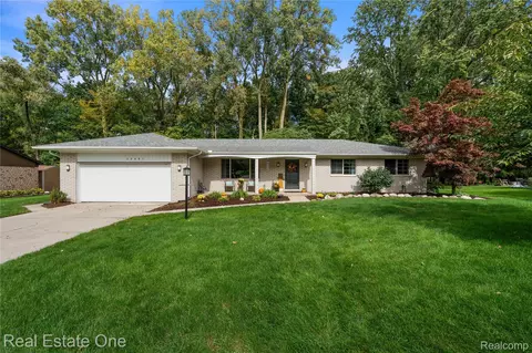 20001 S Riverhill Dr, Clinton Township, MI 48036