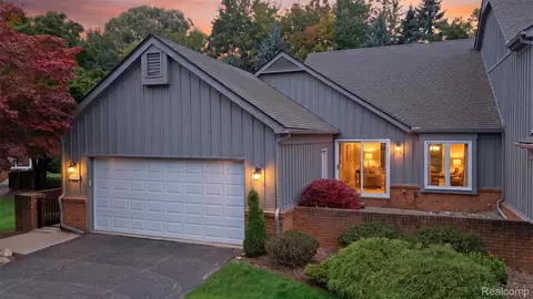 28516 Venice Cir, Farmington Hills, MI 48334
