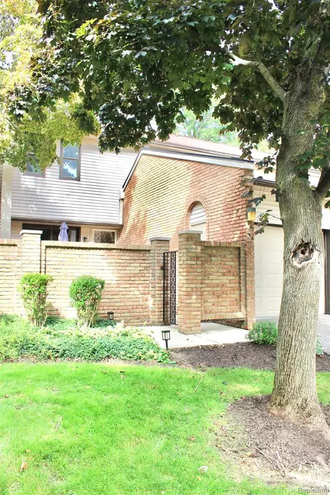 1060 Willow Grove Ct, Rochester, MI 48307