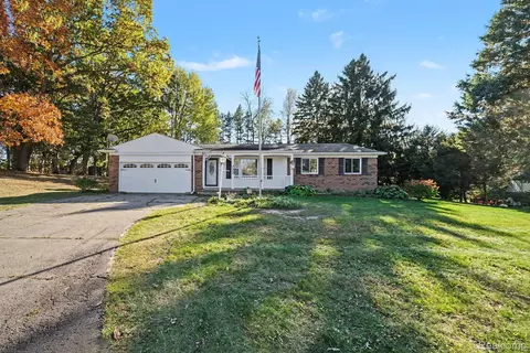 8468 Belle Bluff Dr, Grand Blanc, MI 48439