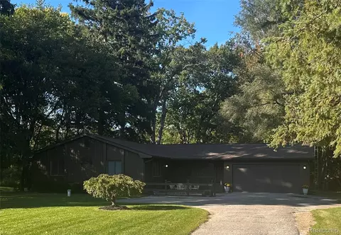 6263 Davison Rd, Burton, MI 48509