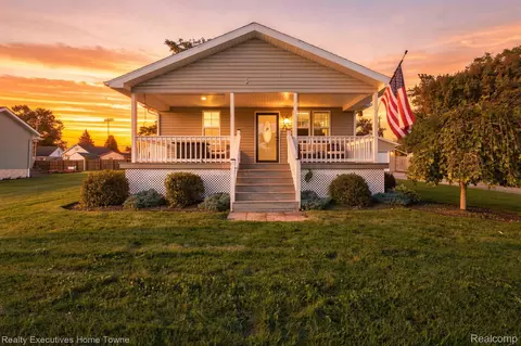 565 Saint James St, Marysville, MI 48040