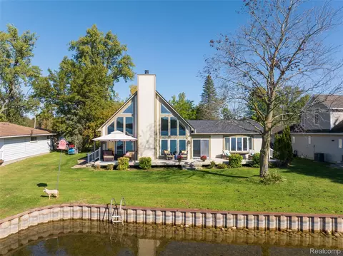 7938 Branch Dr, Brighton, MI 48116