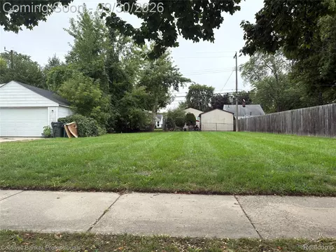 22404 Maxine St, Saint Clair Shores, MI 48080