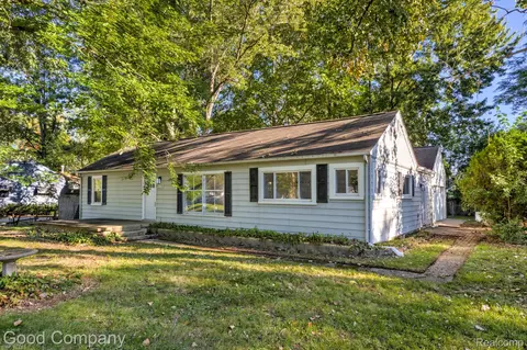21174 Flanders St, Farmington Hills, MI 48335