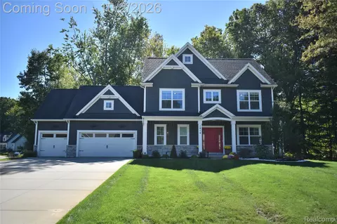 1014 Woods Edge Dr, Hartland, MI 48353