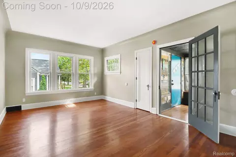 Living - 374 Pearson St, Ferndale, MI 48220 photo 1 of 2