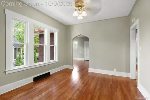 Living - 374 Pearson St, Ferndale, MI 48220 photo 2 of 2