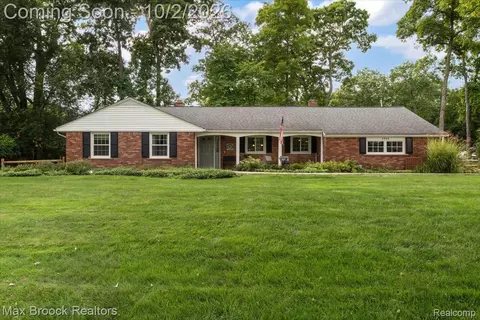 3988 Far Hill Dr, Bloomfield Hills, MI 48304