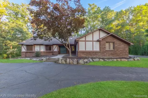 6138 Sundance Trl, Genoa, MI 48116