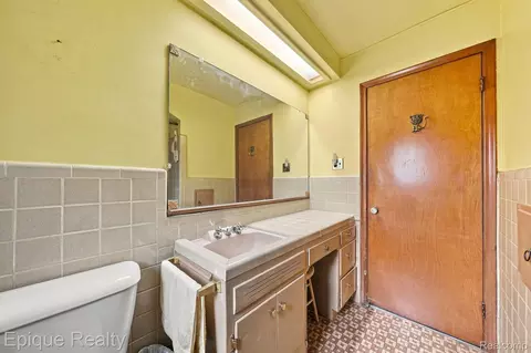 Bath - 16195 Stricker Ave, Eastpointe, MI 48021 photo 2 of 3