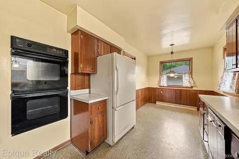 Kitchen - 16195 Stricker Ave, Eastpointe, MI 48021 photo 3 of 4