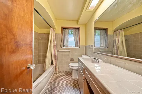 Bath - 16195 Stricker Ave, Eastpointe, MI 48021 photo 1 of 3