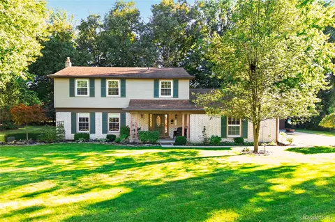 8841 Thorntree Dr, Grosse Ile, MI 48138