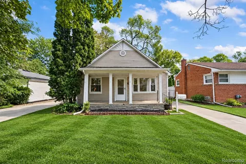 26060 Groveland St, Roseville, MI 48066
