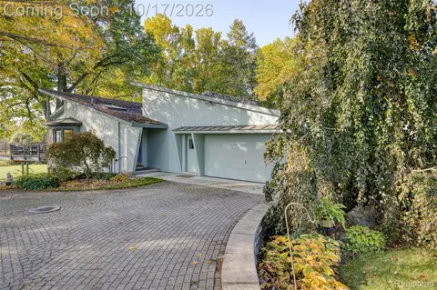 4081 Crocus Rd, Waterford, MI 48328