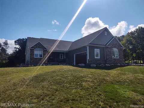 5500 Cullen Rd, Fenton, MI 48430
