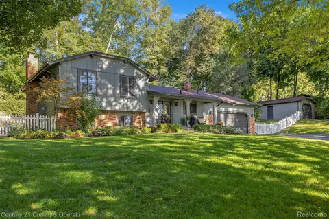 2074 Ridgemont St, Commerce, MI 48382