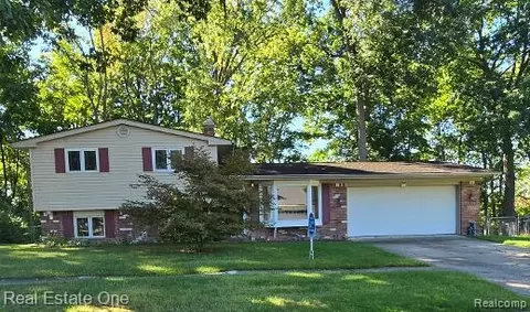 2608 Watonga Dr, Commerce, MI 48382