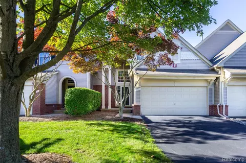 38253 Saratoga Cir, Farmington Hills, MI 48331