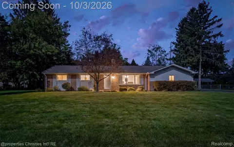 1311 Winchcombe Dr, Bloomfield Hills, MI 48304