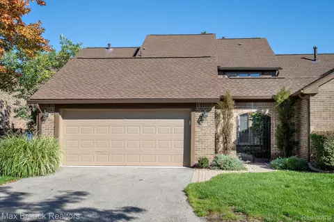23910 Trailwood Ct, Bingham Farms, MI 48025