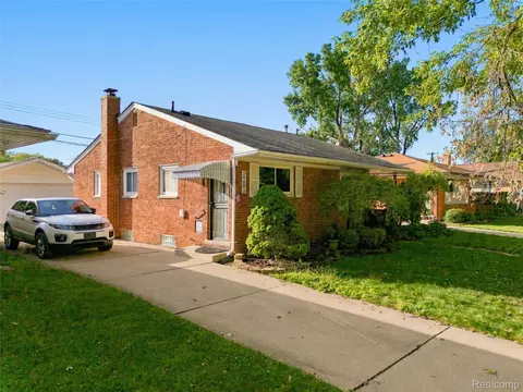 24601 Wood St, Saint Clair Shores, MI 48080