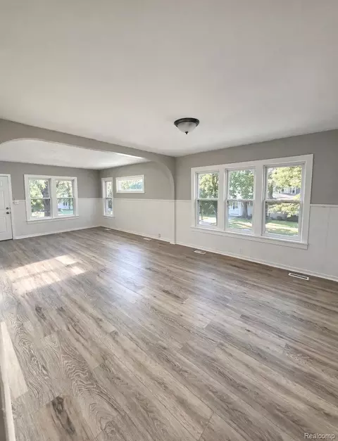 125 E Oakley St, Flint, MI 48503 photo 4