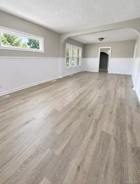 125 E Oakley St, Flint, MI 48503 photo 3