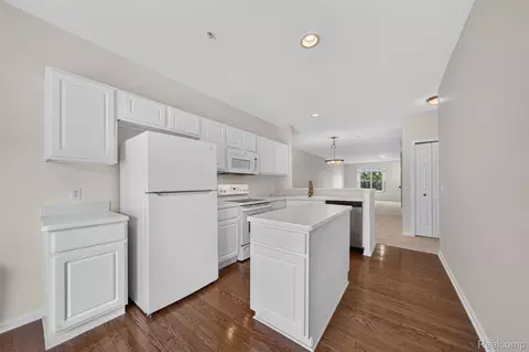 Kitchen - 1450 Devon Ln #128, Troy, MI 48084 photo 3 of 4