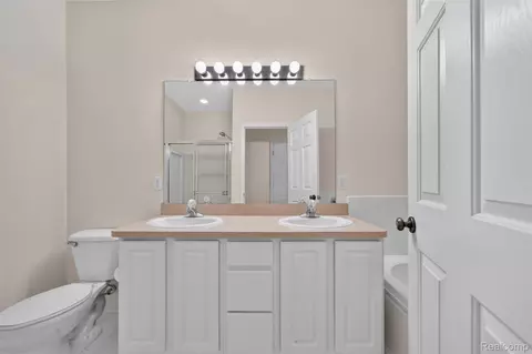 Bath - 1450 Devon Ln #128, Troy, MI 48084 photo 3 of 5