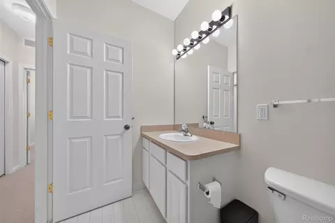 Bath - 1450 Devon Ln #128, Troy, MI 48084 photo 2 of 5
