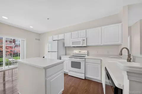 Kitchen - 1450 Devon Ln #128, Troy, MI 48084 photo 2 of 4