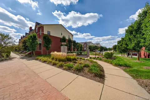 Exterior - 1450 Devon Ln #128, Troy, MI 48084 photo 2 of 10